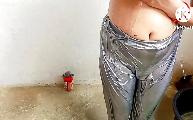 Ele chegou de mansinho e pegou nos duas no flagra fazendo sacanagem e comeu o cu das duas