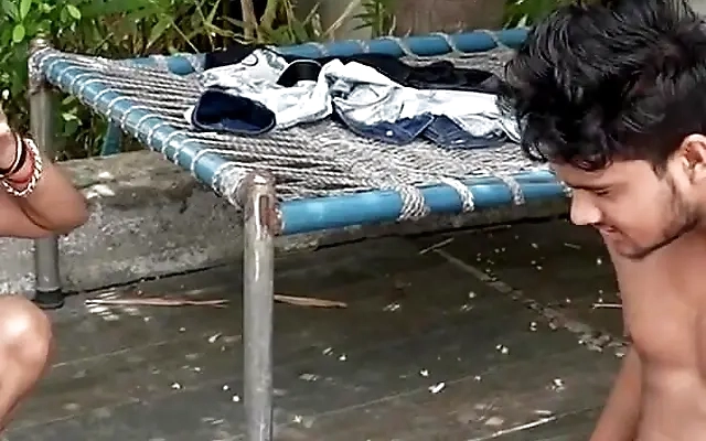 Ruiva fuma seu cigarro e fode com dotado
