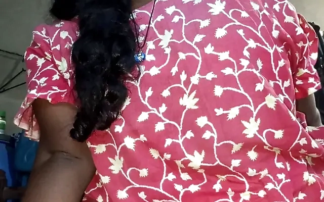 Xxx desi mi hermanastra me ense&ntilde;a mientras vemos la televisi&oacute;n