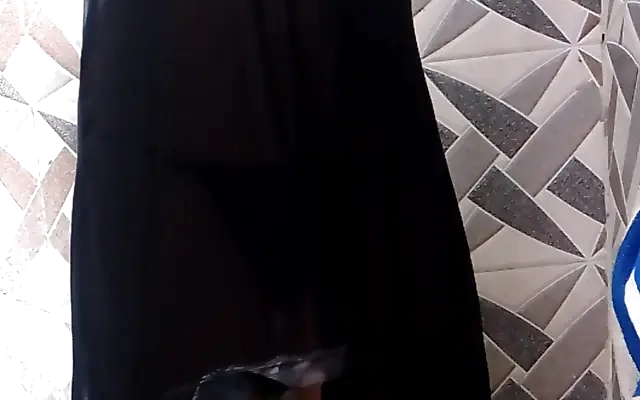 Essa empregada &eacute; muito safada, esperou a minha mulher sair para me provocar