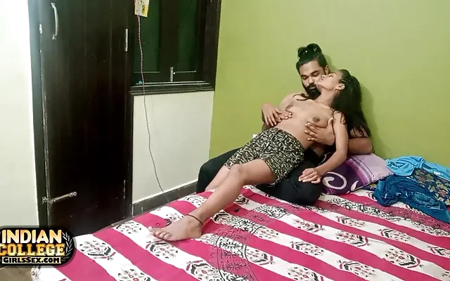menage com a anazinha do mau e meu amigo enfiou fundo o pauz&atilde;o na bucetinha pequena da an&atilde;