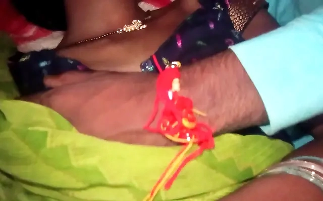 Branquinha safada sendo arrega&ccedil;ada por dois neg&otilde;es