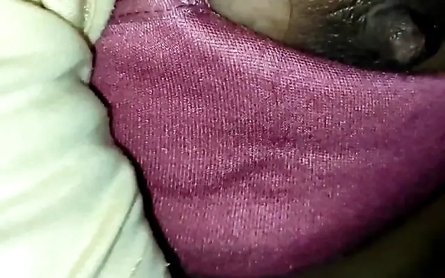 Amigos comparten cama de hotel no creeras lo que paso