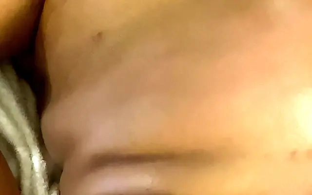 Espio a Mi Hermanastra Masturbandose En La Sala Se Calienta y La Follo Como Le Gusta