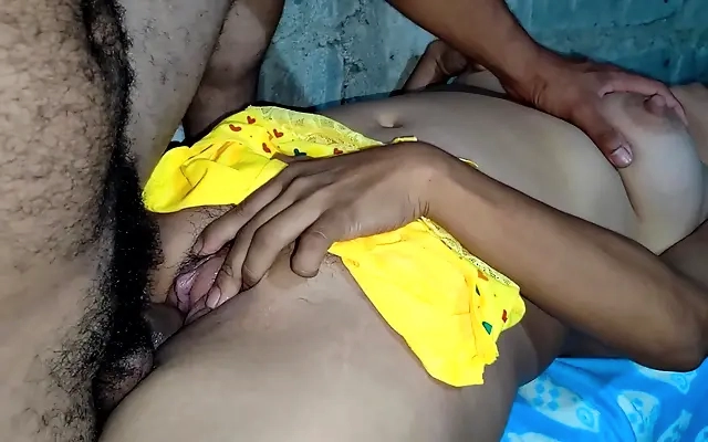 Jovencita de grandes tetas es convencida por hermanastro para follarla mientras juegan cari&ntilde;osamente