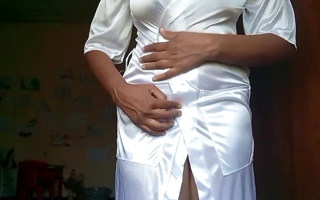 Sexo apasionado con madura de co&ntilde;o apretado, m&uacute;ltiples orgasmos, gemidos fuertes y hasta se corre sobre la verga de un joven.